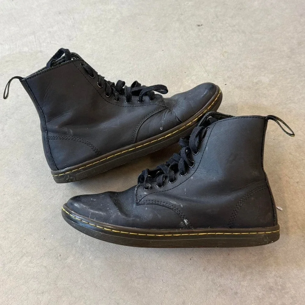 Black Dr. Martens lace up boots Sz 8